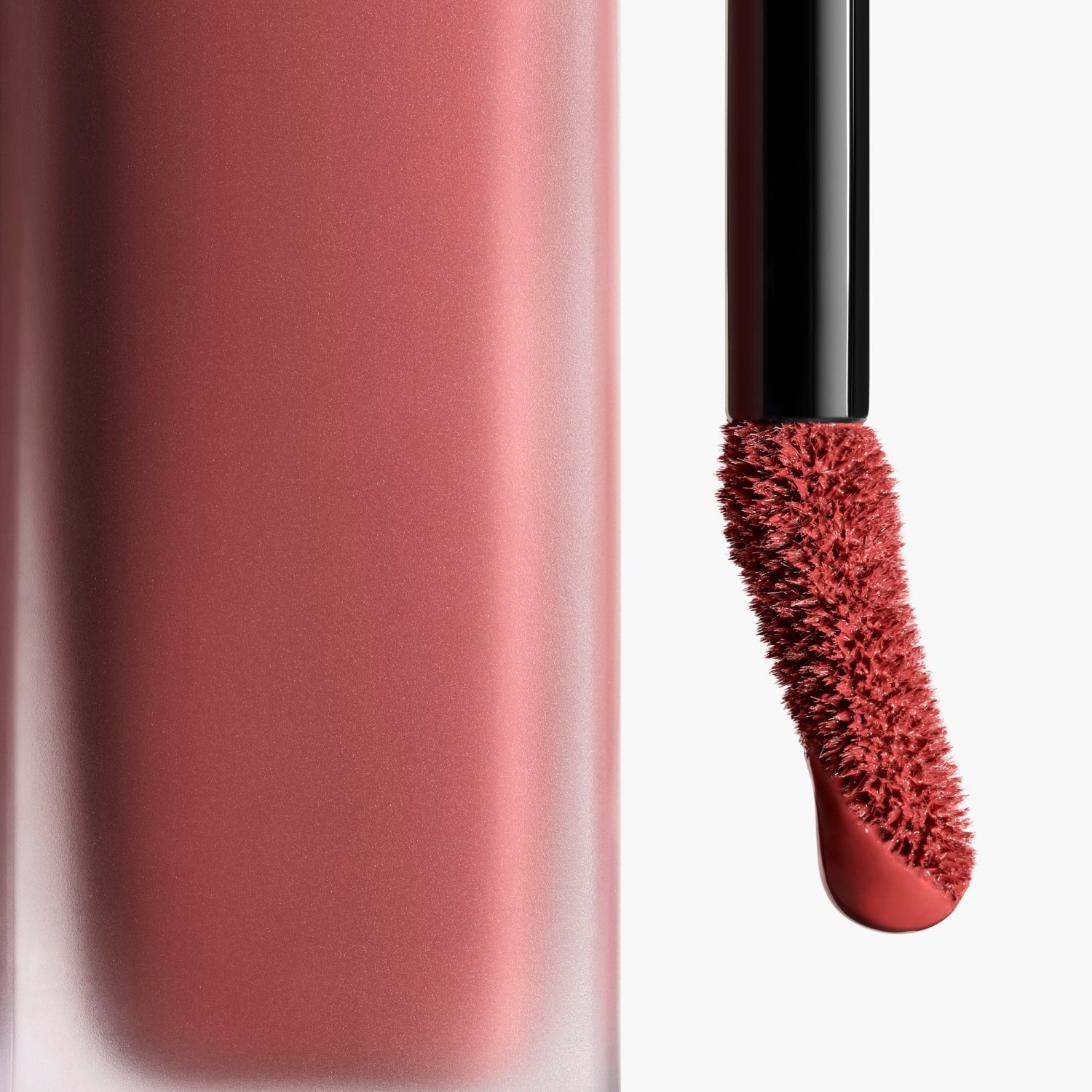 LA BARRA DE LABIOS LÍQUIDA MATE INTENSA DE LARGA DURACIÓN